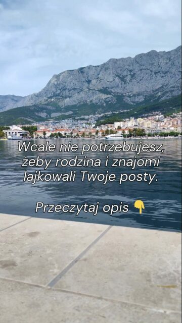 Od pewnego czasu widzę na Instagramie pewien niepokojący „trend”. 🤐Coraz więcej narzekania na rodzinę i znajomych, którzy nie lajkują, nie komentują, nie udostępniają treści. Tylko że… prowadząc biznes online, naprawdę tego nie potrzebujesz. Dlaczego?👉 Bo w większości przypadków nie są oni Twoją grupą docelową. A ich zaangażowanie często wprowadza błędne dane - nie tylko dla algorytmu, ale też dla reklam i analizy treści. Co z tego, że Twój 60-letni tata zostawi serduszko, skoro Ty chcesz docierać do młodych mam, ekspertek online albo właścicielek biznesów? Ja nigdy nie miałam oczekiwania, że moja rodzina będzie reagować na moje posty. To ja podjęłam decyzję o 💡prowadzeniu biznesu i to ja odpowiadam za to, do kogo mówię i jaką przestrzeń tworzę w sieci. ✨Oczywiście - wsparcie bliskich jest miłe i motywujące. Ale nie przerzucajmy odpowiedzialności za swoje wyniki na innych. Twoim zadaniem jest: 🔥 tworzyć treści dla właściwych osób, 🔥 budować komunikację, która prowadzi do decyzji zakupowej, ❌ a nie zbierać przypadkowe lajki „na pocieszenie”.Bo lajki od znajomych nie sprzedają. Sprzedaje strategia. A teraz jestem ciekawa Twojego zdania 👇 Czy uważasz, że bliscy powinni angażować się w Twoje treści biznesowe?
